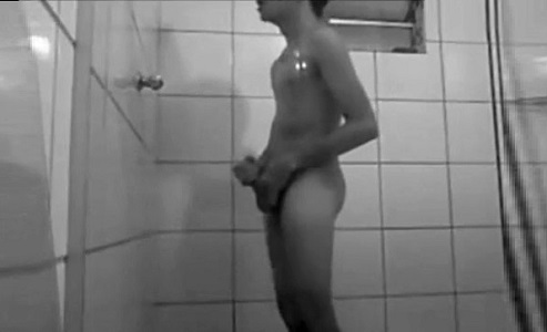 Cute boy masturbating in the bath at Xvideos.com