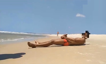 Straight guy wank and fucks gay man for money on public beach